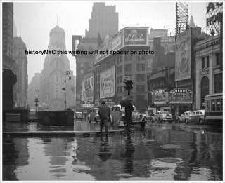 1943 NEW YORK CITY TIMES SQUARE RAINY DAY PHOTO  