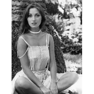  Jane Seymour in the Grounds of the Beverly Hills Hotel 