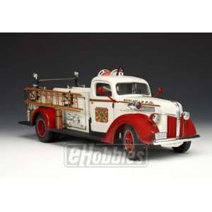  1/18 46 Ford Fire Truck, Red/White: Toys & Games