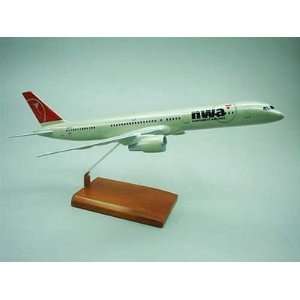   B757 200 Northwest Airlines 1/100 Scale Model Aircraft Toys & Games