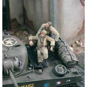   Verlinden 1/35 The Rescue, Soldier w/Wounded Soldier Toys & Games