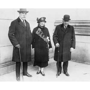  1925 photo Charles Evans Hughes, Frank B. Kellogg, and Mrs 