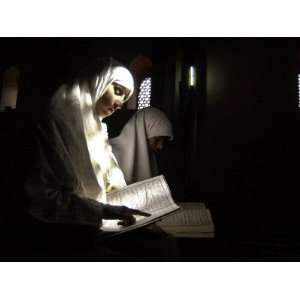  Kashmiri Muslim Girls Read the Holy Quran at Jamia Masjid 